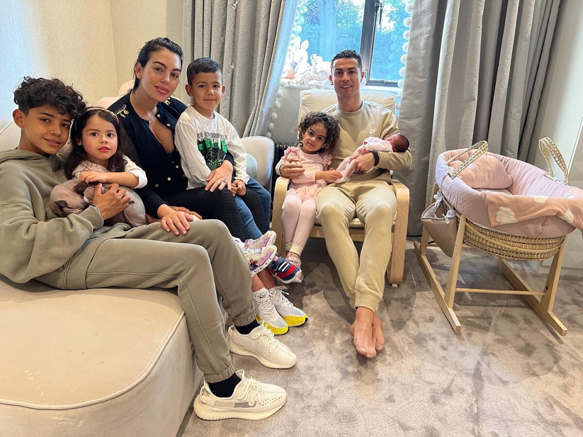 Photo : Georgina Rodriguez et Cristiano Ronaldo en famille sur Instagram -  Purepeople