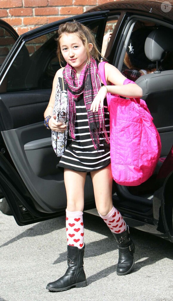 Miley Cyrus, accompagnée de sa petite soeur Noah, 10 ans, se rend dans un studio d'enregistrement, le samedi 30 janvier.