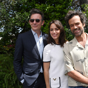 Le réalisateur Michel Hazanavicius, Bérénice Bejo et Romain Duris - L'équipe du film "Coupez", présenté hors compétition en ouverture du 75 ème festival de Cannes, pose sur la terrasse Unifrance. Le 17 mai 2022.