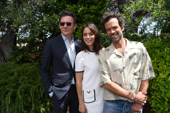 Le réalisateur Michel Hazanavicius, Bérénice Bejo et Romain Duris - L'équipe du film "Coupez", présenté hors compétition en ouverture du 75 ème festival de Cannes, pose sur la terrasse Unifrance. Le 17 mai 2022.