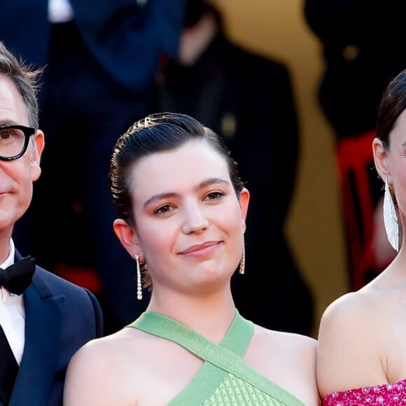 Michel Hazanavicius, sa fille Simone, Bérénice Bejo - Montée des marches du film "Coupez !" pour la cérémonie d'ouverture du 75ème Festival International du Film de Cannes. Le 17 mai 2022 © Cyril Moreau / Bestimage 