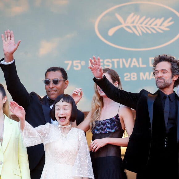 Luana Bajrami, Lyes Salem, Yoshiko Takehara, Romain Duris, Michel Hazanavicius, sa fille Simone Hazanavicius, Finnegan Oldfield - Montée des marches du film "Coupez !" pour la cérémonie d'ouverture du 75ème Festival International du Film de Cannes. Le 17 mai 2022 © Cyril Moreau / Bestimage 