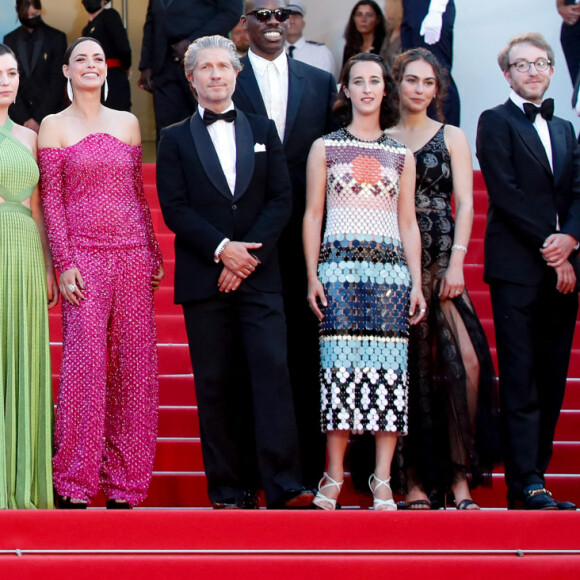 Grégory Gadebois, guest, Yoshiko Takehara, Lyes SalemMatilda Lutz, Romain Duris, Finnegan Oldfield, Michel Hazanavicius, sa fille Simone Hazanavicius, Bérénice Bejo, Charlie Dupont, Jean-Pascal Zadi, Agnès Hurstel, Rakia Hazanavicius, Sebastien Chassagne - Montée des marches du film "Coupez !" pour la cérémonie d'ouverture du 75ème Festival International du Film de Cannes. Le 17 mai 2022 © Cyril Moreau / Bestimage 