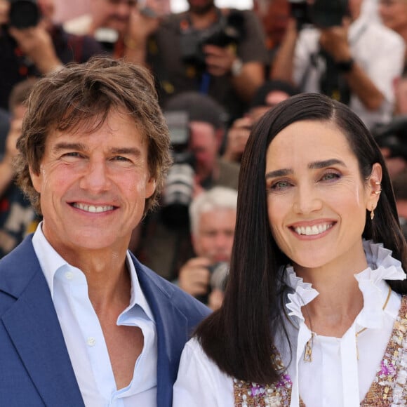 Tom Cruise et Jennifer Connelly au photocall de "Top Gun: Maverick " lors du 75ème Festival International du Film de Cannes, le 18 mai 2022. © Dominique Jacovides / Bestimage 