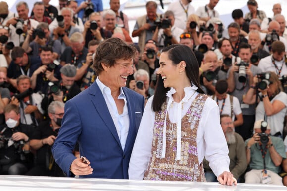 Tom Cruise et Jennifer Connelly au photocall de "Top Gun: Maverick " lors du 75ème Festival International du Film de Cannes, le 18 mai 2022. © Dominique Jacovides / Bestimage 