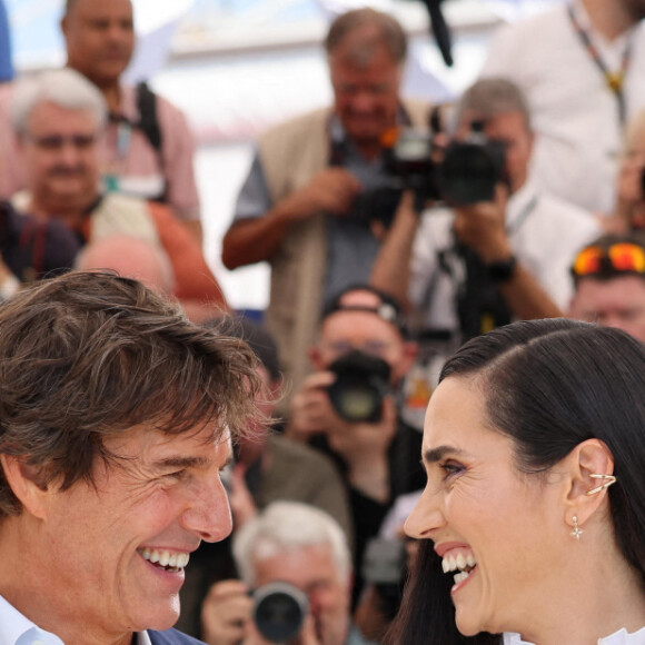 Tom Cruise et Jennifer Connelly au photocall de "Top Gun: Maverick " lors du 75ème Festival International du Film de Cannes, le 18 mai 2022. © Dominique Jacovides / Bestimage 