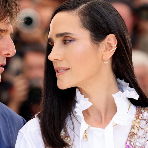 Tom Cruise et Jennifer Connelly au photocall de "Top Gun: Maverick " lors du 75ème Festival International du Film de Cannes, le 18 mai 2022. © Dominique Jacovides / Bestimage 