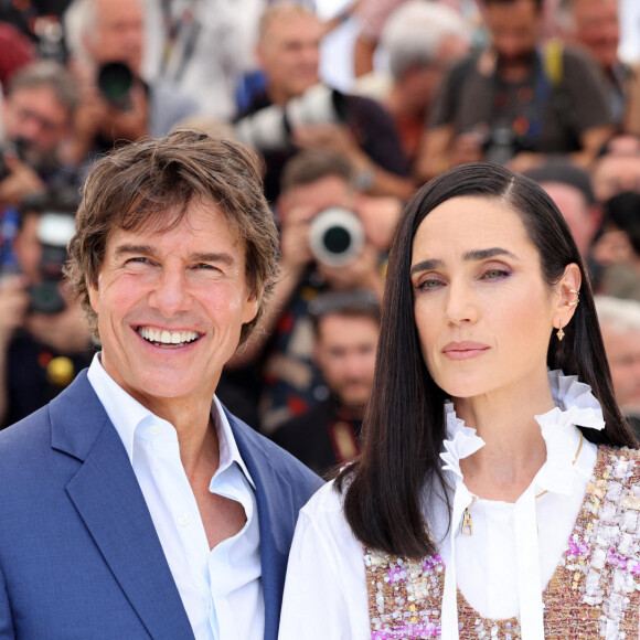 Tom Cruise et Jennifer Connelly au photocall de "Top Gun: Maverick " lors du 75ème Festival International du Film de Cannes, le 18 mai 2022. © Dominique Jacovides / Bestimage 