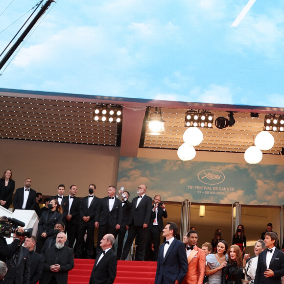 Pierre Lescure, Joseph Kosinski, Lewis Pullman, Jerry Bruckheimer, Greg Tarzan Davis, Thierry Frémaux, Miles Teller, Tom Cruise, Jennifer Connelly, Glen Powell, Jon Hamm, Jay Ellis - Montée des marches du film " Top Gun : Maverick " lors du 75ème Festival International du Film de Cannes. Le 18 mai 2022 © Cyril Moreau / Bestimage 