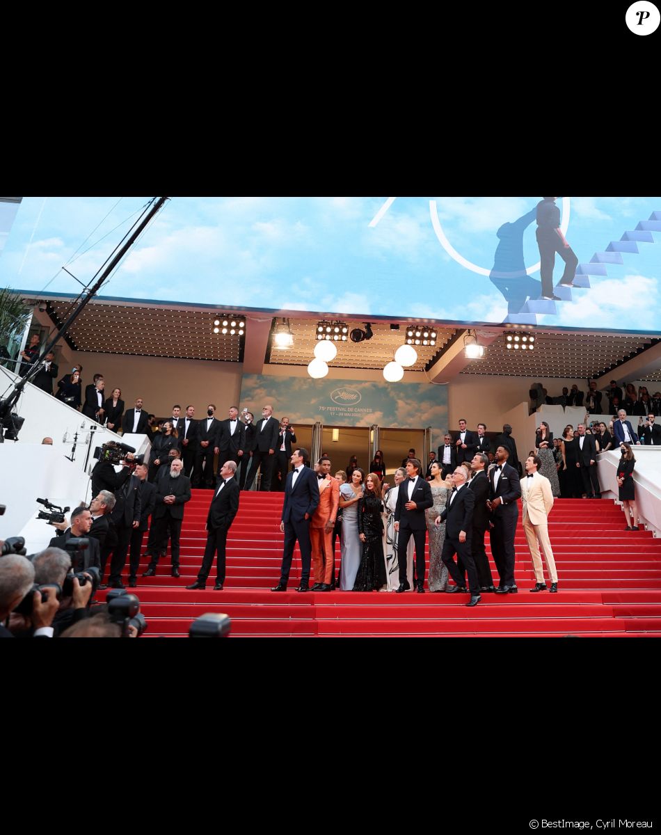Pierre Lescure, Joseph Kosinski, Lewis Pullman, Jerry Bruckheimer, Greg Tarzan Davis, Thierry Frémaux, Miles Teller, Tom Cruise, Jennifer Connelly, Glen Powell, Jon Hamm, Jay Ellis - Montée des marches du film " Top Gun : Maverick " lors du 75ème Festival International du Film de Cannes. Le 18 mai 2022 © Cyril Moreau / Bestimage