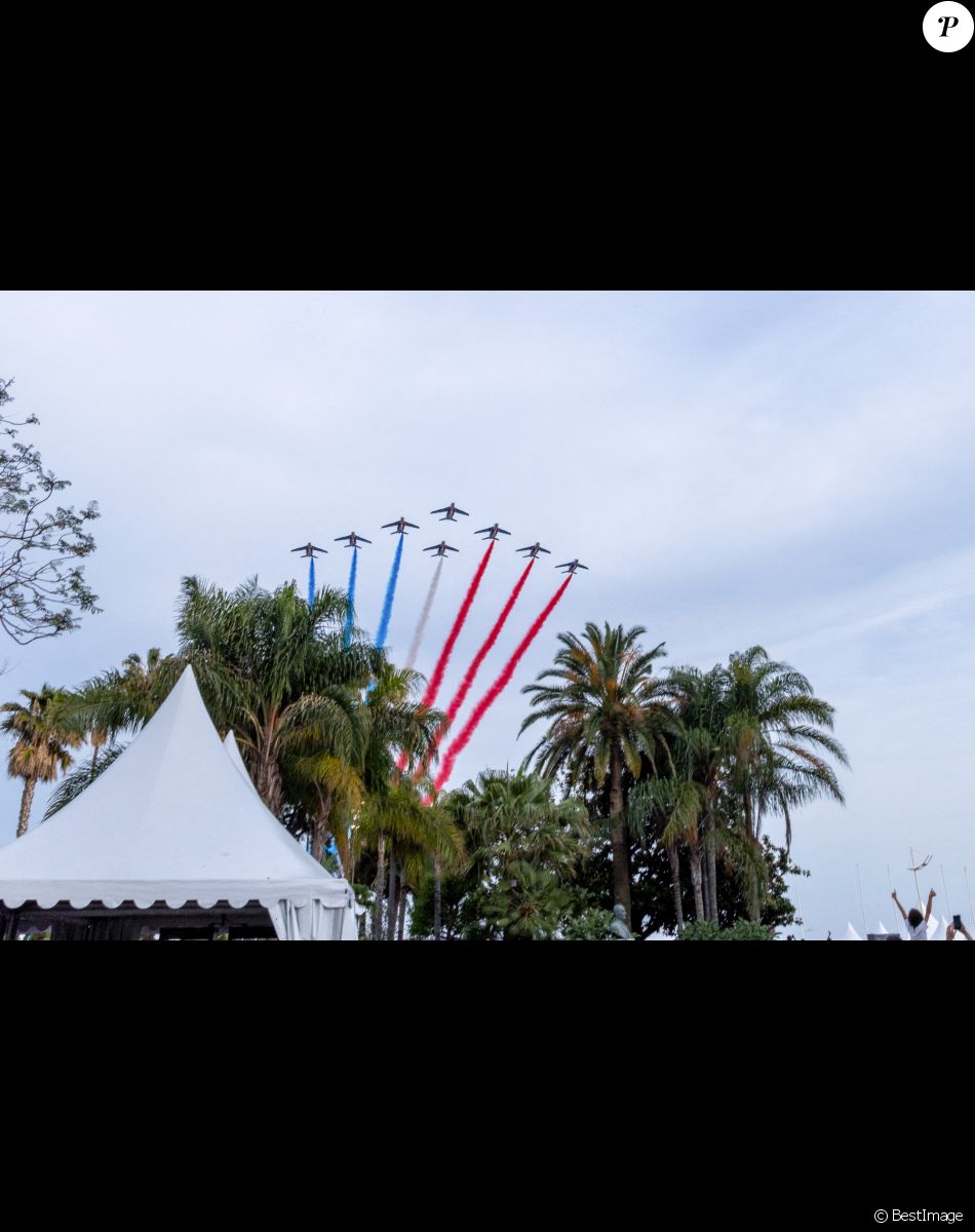 Illustration de la Patrouille de France lors de la montée des marches du film "Top Gun : Maverick" lors du 75ème Festival International du Film de Cannes. Le 18 mai 2022 © Unique Agency / Bestimage