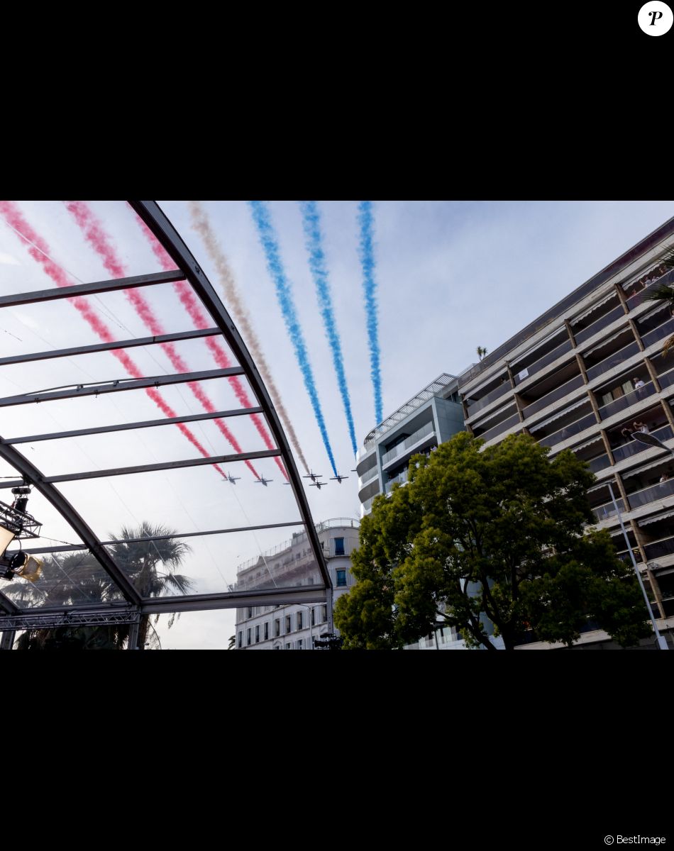 Illustration de la Patrouille de France lors de la montée des marches du film "Top Gun : Maverick" lors du 75ème Festival International du Film de Cannes. Le 18 mai 2022 © Unique Agency / Bestimage