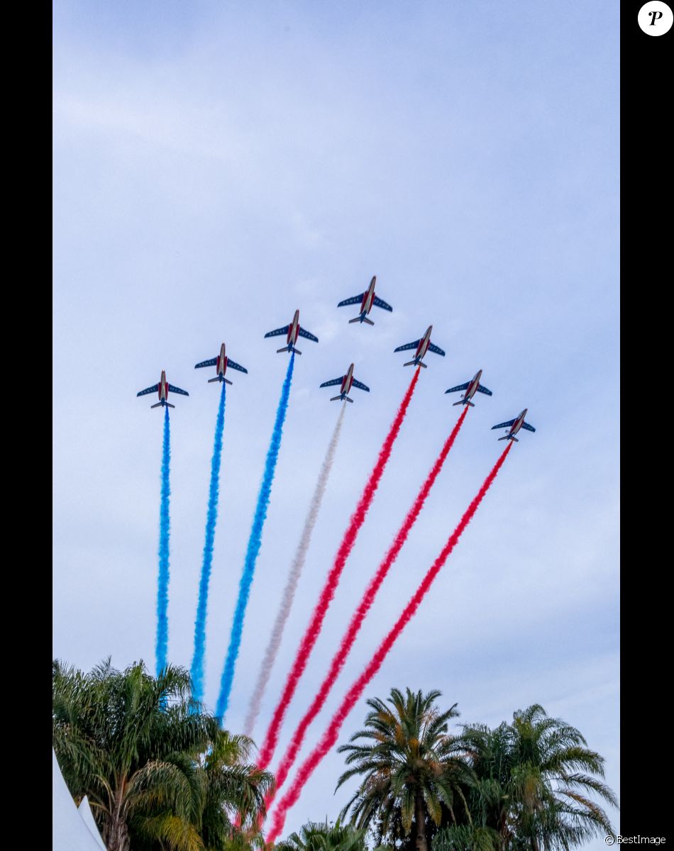 Illustration de la Patrouille de France lors de la montée des marches du film "Top Gun : Maverick" lors du 75ème Festival International du Film de Cannes. Le 18 mai 2022 © Unique Agency / Bestimage