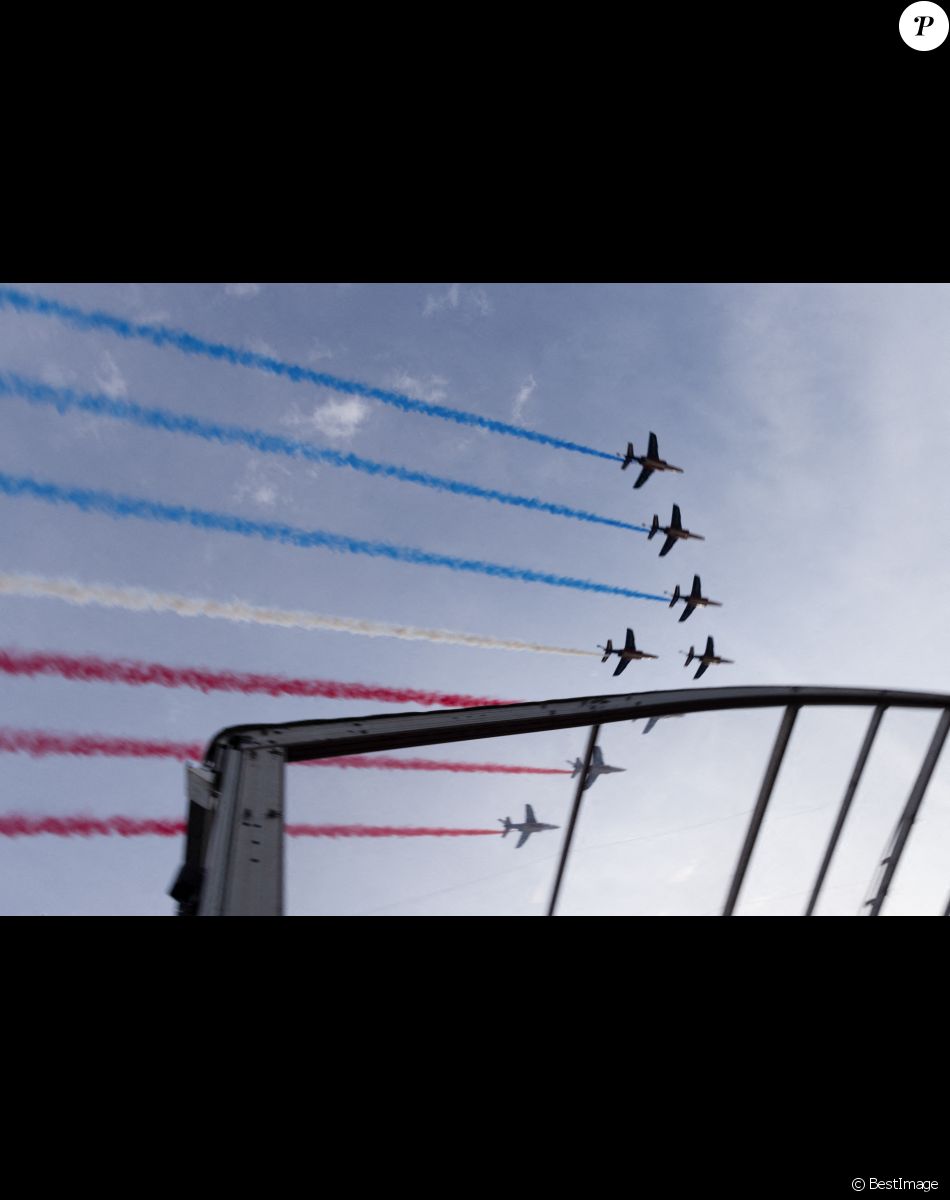 Illustration de la Patrouille de France lors de la montée des marches du film "Top Gun : Maverick" lors du 75ème Festival International du Film de Cannes. Le 18 mai 2022 © Unique Agency / Bestimage