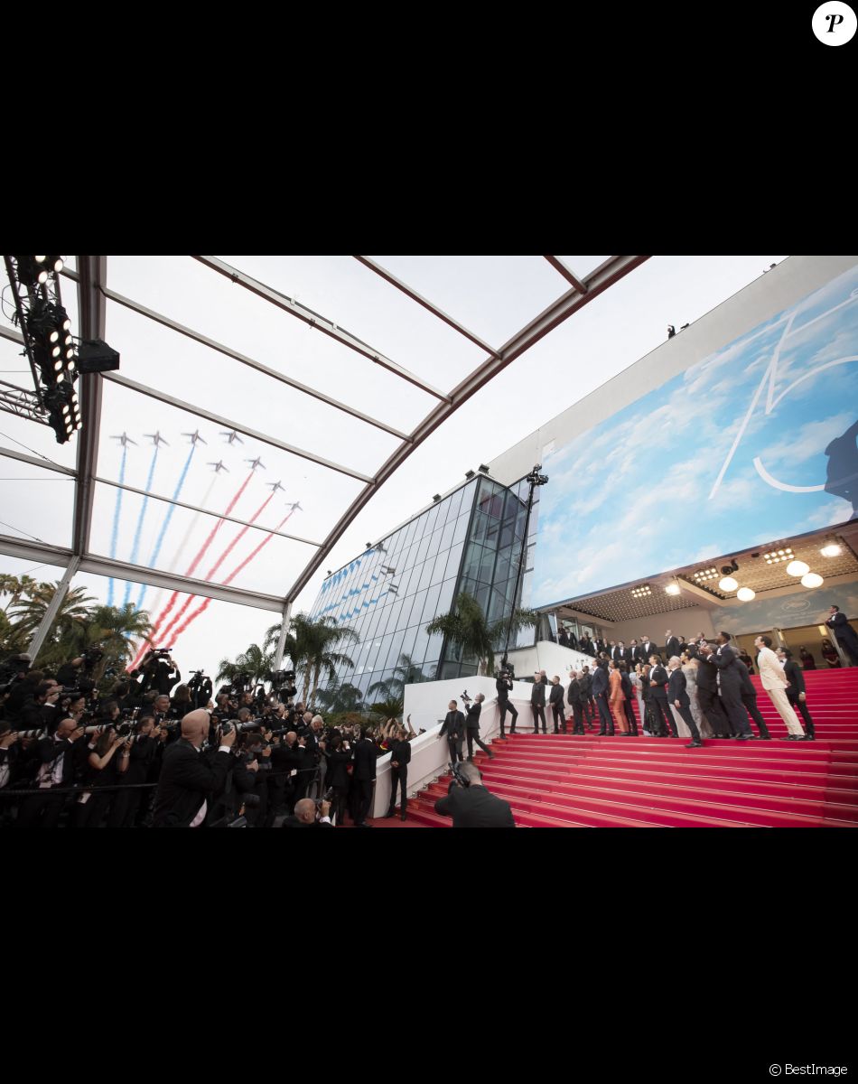 Illustration de la Patrouille de France lors de la montée des marches du film "Top Gun : Maverick" lors du 75ème Festival International du Film de Cannes. Le 18 mai 2022 Christophe Aubert via Bestimage