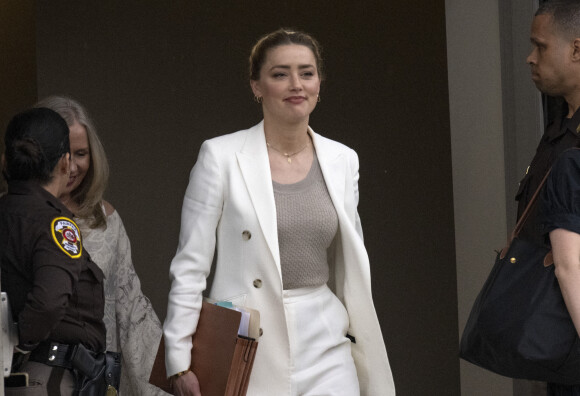 Amber Heard à la sortie du tribunal de Fairfax, le 26 avril 2022.