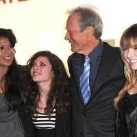 Clint Eastwood dans les bras de ses filles, Matt Damon dans ceux de sa femme... et la jolie Tamara Ecclestone !