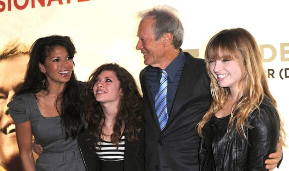 Clint Eastwood, sa femme Dina Ruiz, et ses deux filles Francesca et Morgan, à l'occasion de l'avant-première britannique d'Invictus, à l'Odeon de Leicester Square, à Londres, le 31 janvier 2010.