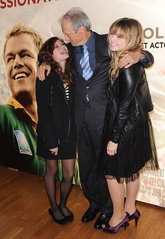 Clint Eastwood dans les bras de ses filles Morgan et Francesca à l'occasion de l'avant-première britannique d'Invictus, à l'Odeon de Leicester Square, à Londres, le 31 janvier 2010.