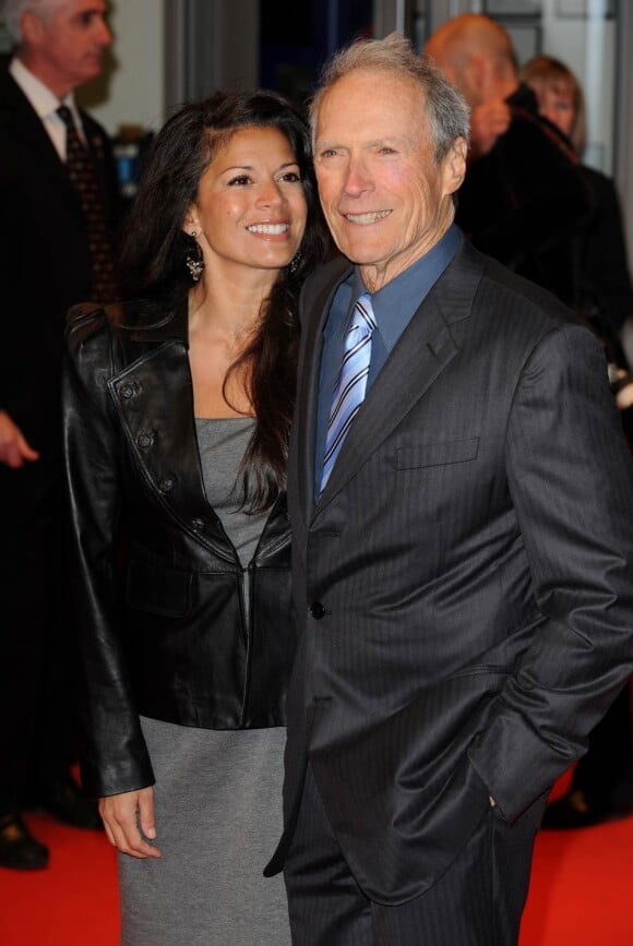 Clint Eastwood et sa femme Dina Ruiz à l'occasion de l'avant-première britannique d'Invictus, à l'Odeon de Leicester Square, à Londres, le 31 janvier 2010.