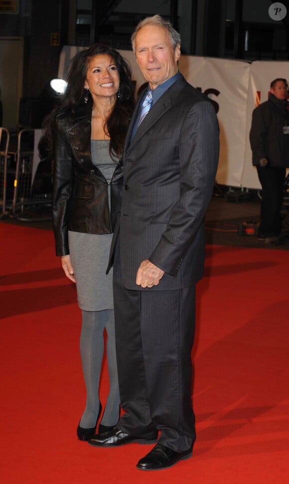 Clint Eastwood et Dina Ruiz à l'occasion de l'avant-première britannique d'Invictus, à l'Odeon de Leicester Square, à Londres, le 31 janvier 2010.