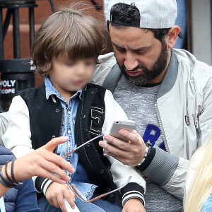 Cyril Hanouna et son fils Lino - People dans les tribunes des internationaux de France de Roland Garros à Paris le 4 juin 2016. © Moreau - Jacovides / Bestimage