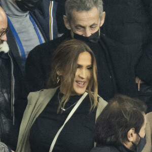 Vitaa (enceinte de son 3ème enfant) et Nicolas Sarkozy - People lors de la huitième de finale aller de la Ligue des champions entre le PSG et le Real Madrid au Parc des Princes à Paris le 15 février 2022. © Cyril Moreau/Bestimage