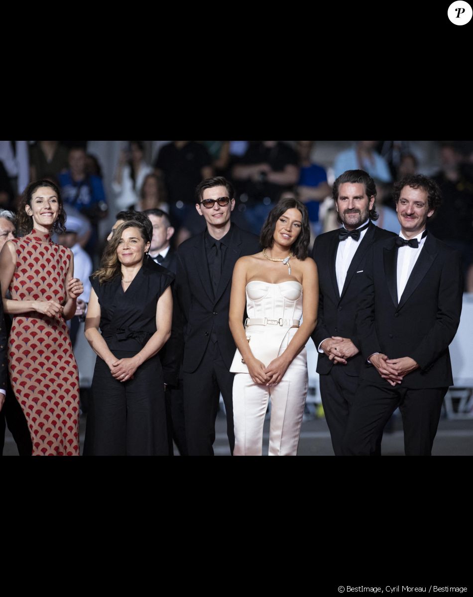 Doria Tillier, Blanche Gardin, Raphaël Quenard, Adèle Exarchopoulos, Grégoire Ludig, David Marsais - Montée des marches du film " Fumer Fait Tousser " lors du 75ème Festival International du Film de Cannes. Le 21 mai 2022 © Cyril Moreau / Bestimage