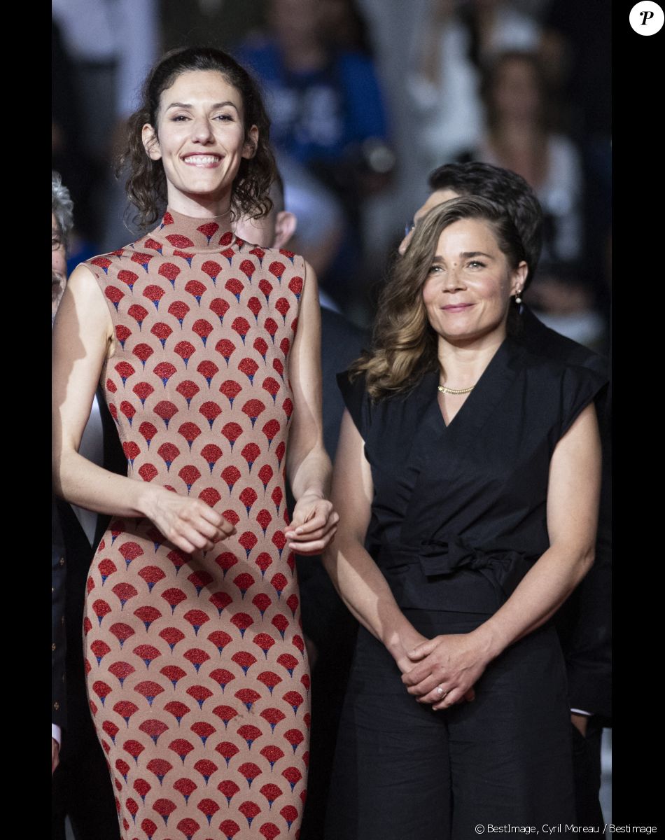 Doria Tillier, Blanche Gardin - Montée des marches du film " Fumer Fait Tousser " lors du 75ème Festival International du Film de Cannes. Le 21 mai 2022 © Cyril Moreau / Bestimage