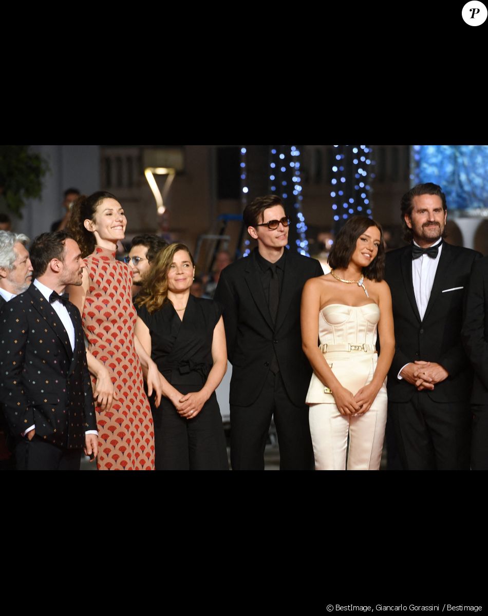 Jérôme Niel, Doria Tillier, Blanche Gardin, Raphaël Quenard, Adèle Exarchopoulos, Grégoire Ludig - Montée des marches du film " Fumer Fait Tousser " lors du 75ème Festival International du Film de Cannes. Le 21 mai 2022 © Giancarlo Gorassini / Bestimage