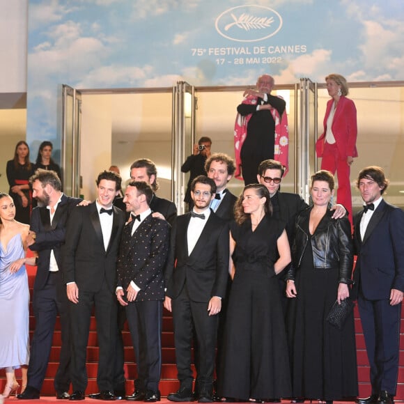 Doria Tillier, Jean-Pascal Zadi, Alain Chabat, Adèle Exarchopoulos, Anaïs Demoustier, Gilles Lellouche, Oulaya Amamra, Quentin Dupieux, Vincent Lacoste, Jérôme Niel, Grégoire Ludig, David Marsais, Anthony Sonigo Raphaël Quenard, Blanche Gardin, Hugo Selignac et Nicolas Seydoux - Montée des marches du film " Fumer Fait Tousser " lors du 75ème Festival International du Film de Cannes. Le 21 mai 2022 © Giancarlo Gorassini / Bestimage 