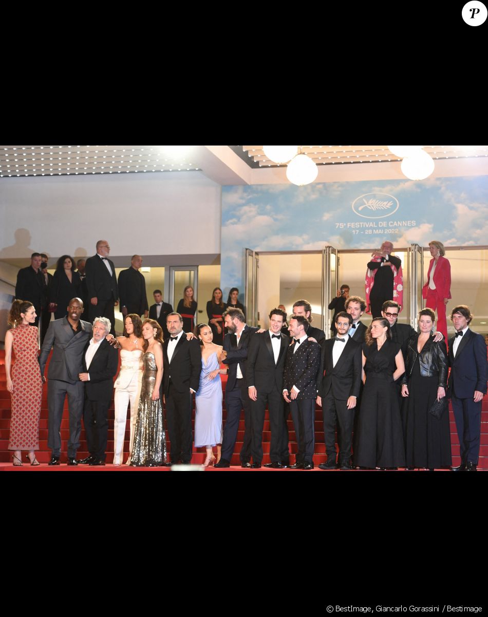 Doria Tillier, Jean-Pascal Zadi, Alain Chabat, Adèle Exarchopoulos, Anaïs Demoustier, Gilles Lellouche, Oulaya Amamra, Quentin Dupieux, Vincent Lacoste, Jérôme Niel, Grégoire Ludig, David Marsais, Anthony Sonigo Raphaël Quenard, Blanche Gardin, Hugo Selignac et Nicolas Seydoux - Montée des marches du film " Fumer Fait Tousser " lors du 75ème Festival International du Film de Cannes. Le 21 mai 2022 © Giancarlo Gorassini / Bestimage