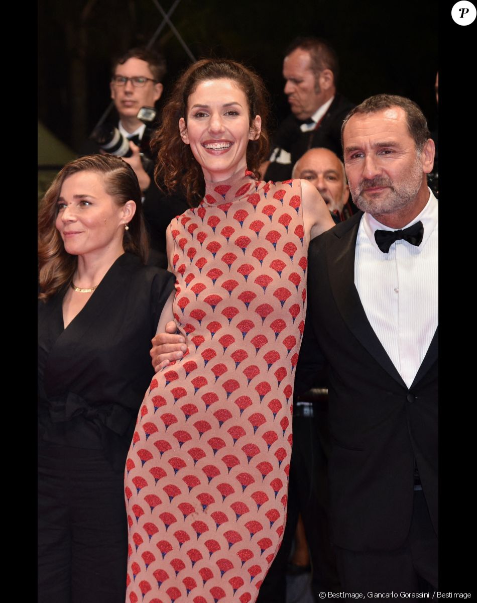 Blanche Gardin, Doria Tillier, Gilles Lellouche - Montée des marches du film " Fumer Fait Tousser " lors du 75ème Festival International du Film de Cannes. Le 21 mai 2022 © Giancarlo Gorassini / Bestimage