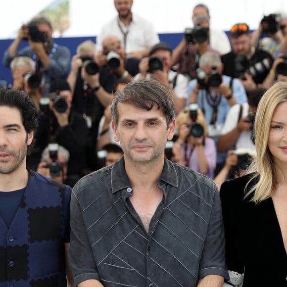 Tahar Rahim, Serge Bozon, Virginie Efira au photocall de "Don Juan" lors du 75ème Festival International du Film de Cannes, le 22 mai 2022. © Dominique Jacovides/Bestimage 