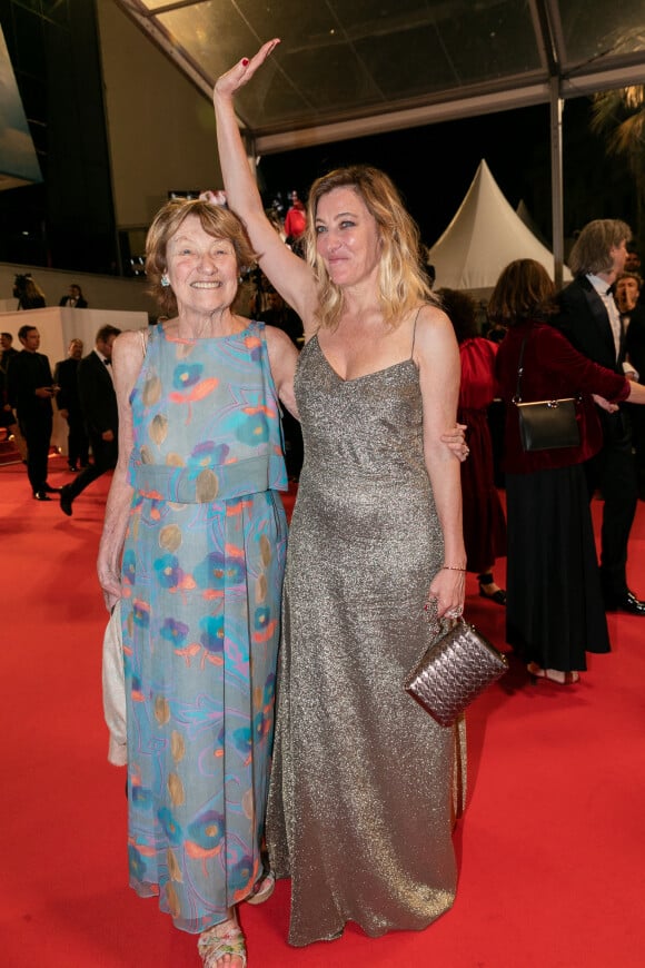 Marisa Boroni et sa fille Valeria Bruni Tedeschi - Descente des marches du film "Les Amandiers (Forever Young)" lors du 75e Festival de Cannes, le 22 mai 2022. © Dominique Jacovides / Bestimage