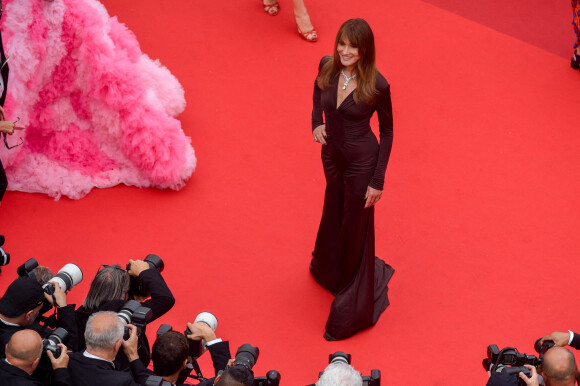 Carla Bruni-Sarkozy - Montée des marches du film "Les Amandiers" lors du 75e Festival de Cannes. Le 22 mai 2022. © Giancarlo Gorassini / Bestimage