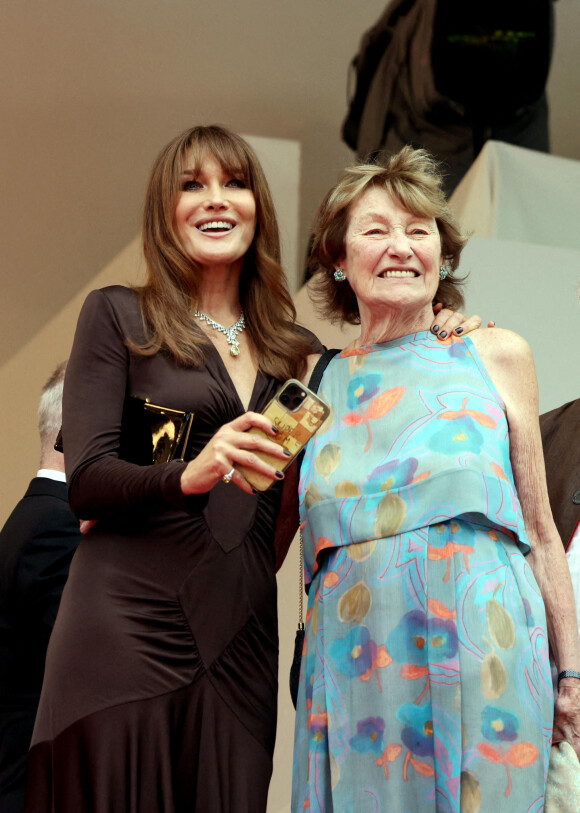 Carla Bruni-Sarkozy et sa mère Marisa Boroni - Montée des marches du film "Les Amandiers" lors du 75e Festival de Cannes. Le 22 mai 2022. © Dominique Jacovides / Bestimage