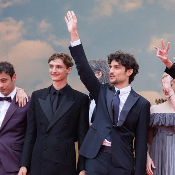 Suzanne Lindon, Valeria Bruni-Tedeschi, Sofiane Bennacer, Vassili Schneider, Louis Garrel, Nadia Tereszkiewcz, Noham Edje, Clara Bretheau, Lena Garrel - Montée des marches du film "Les Amandiers" lors du 75e Festival de Cannes. Le 22 mai 2022. © Olivier Borde / Bestimage