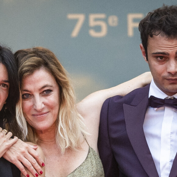 Suzanne Lindon, Valeria Bruni-Tedeschi, Sofiane Bennacer - Montée des marches du film "Les Amandiers" lors du 75e Festival de Cannes. Le 22 mai 2022. © Cyril Moreau / Bestimage