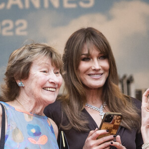Carla Bruni-Sarkozy et sa mère Marisa Boroni - Montée des marches du film "Les Amandiers" lors du 75e Festival de Cannes. Le 22 mai 2022. © Cyril Moreau / Bestimage