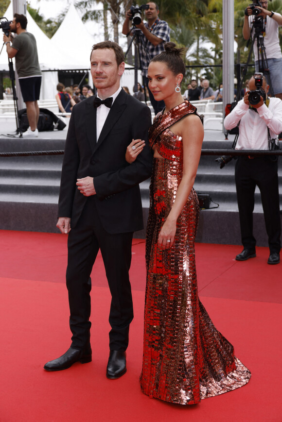 Michael Fassbender et sa femme Alicia Vikander - Montée des marches du film "Holy Spider (Les nuits de Mashhad)" lors du 75ème Festival International du Film de Cannes le 22 mai 2022. © Giancarlo Gorassini / Bestimage