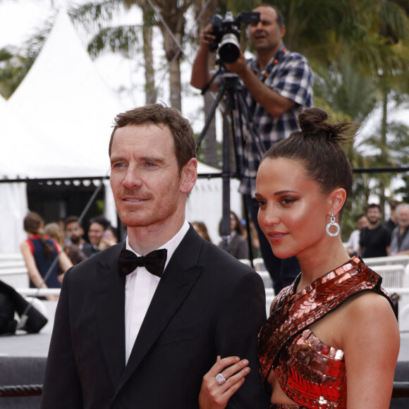 Michael Fassbender et sa femme Alicia Vikander - Montée des marches du film "Holy Spider (Les nuits de Mashhad)" lors du 75ème Festival International du Film de Cannes le 22 mai 2022. © Giancarlo Gorassini / Bestimage