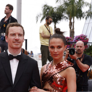 Michael Fassbender et sa femme Alicia Vikander - Montée des marches du film "Holy Spider (Les nuits de Mashhad)" lors du 75ème Festival International du Film de Cannes. Le 22 mai 2022 © Giancarlo Gorassini / Bestimage 