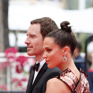 Michael Fassbender et sa femme Alicia Vikander - Montée des marches du film "Holy Spider (Les nuits de Mashhad)" lors du 75ème Festival International du Film de Cannes le 22 mai 2022 © Dominique Jacovides / Bestimage 