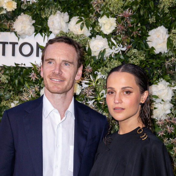 Alicia Vikander et son mari Michael Fassbender - Photocall du dîner Vanity Fair x Louis Vuitton chez Fred l'Ecailler lors du 75ème Festival International du Film de Cannes, le 20 mai 2022. © Olivier Borde / Bestimage 