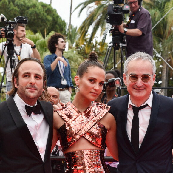 Vincent Macaigne, Alicia Vikander, Olivier Assayas - Montée des marches du film "Holy Spider (Les nuits de Mashhad)" lors du 75ème Festival International du Film de Cannes. Le 22 mai 2022 © Giancarlo Gorassini / Bestimage 
