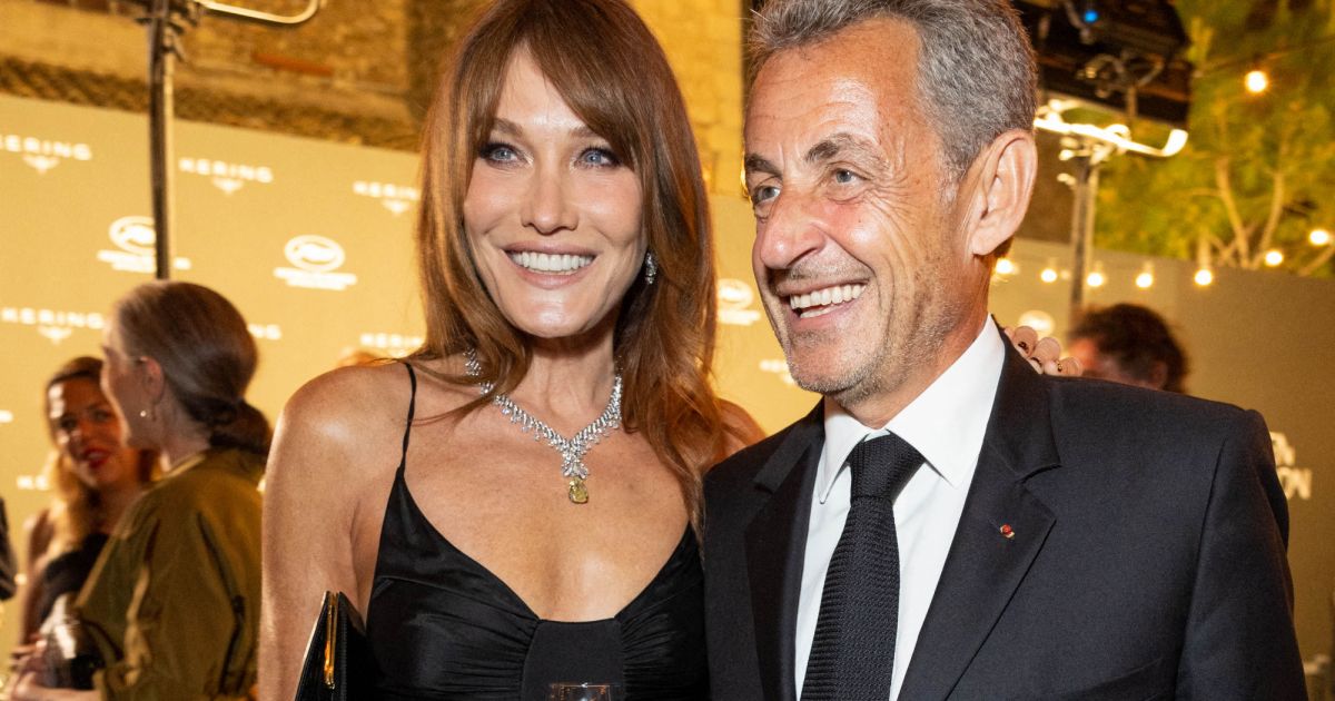 Carla Bruni in camicia da notte, al braccio di Nicolas Sarkozy: la splendida apparizione della coppia a Cannes