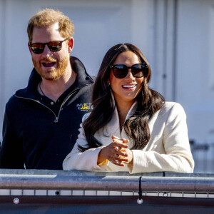 Le prince Harry et Meghan Markle assistent à la finale d'athlétisme, au deuxième jour des Invictus Games 2020 à La Haye, le 17 avril 2022. 