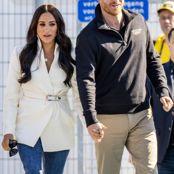 Le prince Harry et Meghan Markle assistent à la finale d'athlétisme, au deuxième jour des Invictus Games 2020 à La Haye, le 17 avril 2022. 