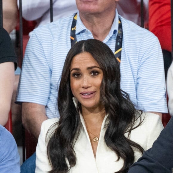 Le prince Harry et Meghan Markle assistent à la finale d'athlétisme, au deuxième jour des Invictus Games 2020 à La Haye, le 17 avril 2022. 